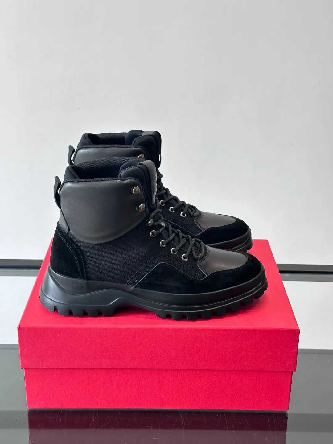 Men's shoes 💰960 Ferragamo's thick-soled lace-up short boots are made of suede + fabric splicing. They have a delicate texture and are breathable. The black rubber thick soles are wear-resistant and have strong traction. They can be worn every day outdoors! The shoelaces are super vibrant and the metal fastener details are perfect. The boot shaft is adjustable, comfortable and stable to wear. It goes well with workwear style or casual style in autumn and winter. It is warm and fashionable. It is suitable for outdoor activities or daily commuting! size: 39-44 (customized at 38.45.46)